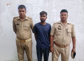 नकली सोने की गुल्ली बेचकर ठगी करने वाला गिरफ्तार, तीन पीली धातु व पांच हजार रुपये बरामद