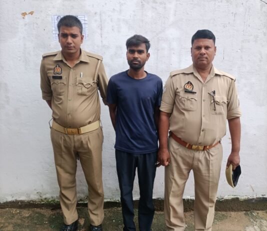 नकली सोने की गुल्ली बेचकर ठगी करने वाला गिरफ्तार, तीन पीली धातु व पांच हजार रुपये बरामद