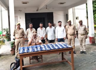 मिर्जापुर में 154 पेट बोतल अवैध अंग्रेजी शराब के साथ चार गिरफ्तार