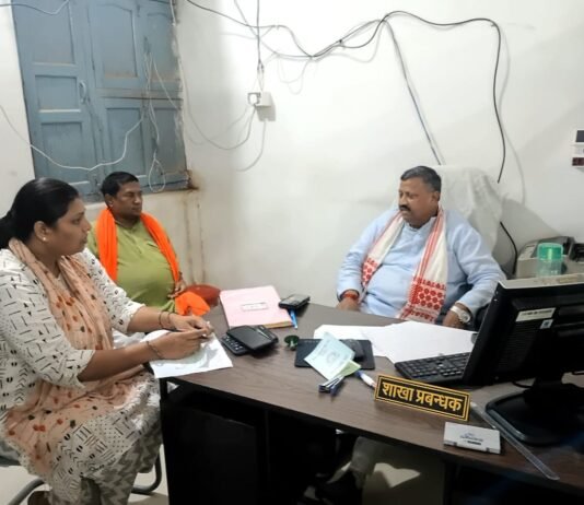 बैंक सभापति डॉ. जगदीश सिंह पटेल ने किया अदलहाट शाखा का आकस्मिक निरीक्षण
