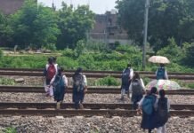 रेलवे ट्रैक पार कर स्कूल जाने को मजबूर बेटियां, कब तक जोखिम में रहेगी जिंदगी?