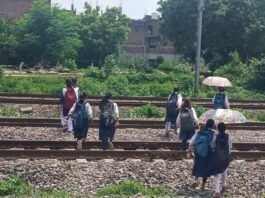 रेलवे ट्रैक पार कर स्कूल जाने को मजबूर बेटियां, कब तक जोखिम में रहेगी जिंदगी?