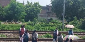 रेलवे ट्रैक पार कर स्कूल जाने को मजबूर बेटियां, कब तक जोखिम में रहेगी जिंदगी?