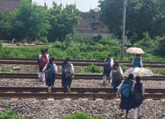 रेलवे ट्रैक पार कर स्कूल जाने को मजबूर बेटियां, कब तक जोखिम में रहेगी जिंदगी?