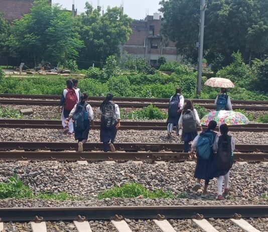 रेलवे ट्रैक पार कर स्कूल जाने को मजबूर बेटियां, कब तक जोखिम में रहेगी जिंदगी?