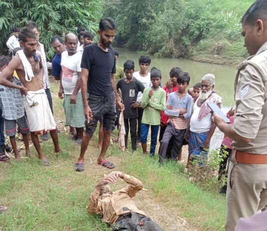 नदी में मिला अज्ञात पुरुष का शव, मौके पर पहुंची पुलिस