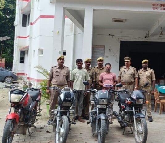 मीरजापुर में 25 हजार का इनामी वाहन चोर साथी समेत गिरफ्तार, चार चोरी की बाइक बरामद