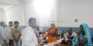 प्रधानमंत्री के जन्मदिन पर आयुष्मान लाभार्थियों को फल एवं मिष्ठान वितरित