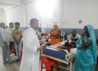 प्रधानमंत्री के जन्मदिन पर आयुष्मान लाभार्थियों को फल एवं मिष्ठान वितरित