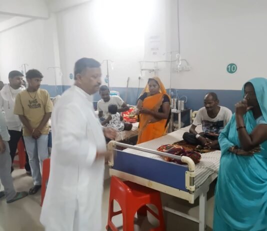 प्रधानमंत्री के जन्मदिन पर आयुष्मान लाभार्थियों को फल एवं मिष्ठान वितरित
