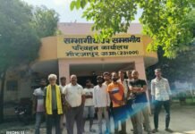मिर्जापुर में आरटीओ कार्यालय के बाहर परेशान वाहन मालिक