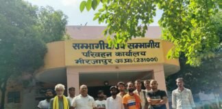मिर्जापुर में आरटीओ कार्यालय के बाहर परेशान वाहन मालिक