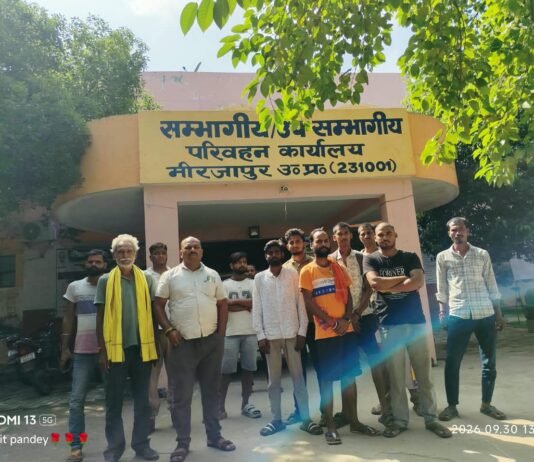 मिर्जापुर में आरटीओ कार्यालय के बाहर परेशान वाहन मालिक