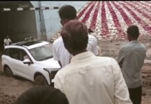 मिर्जापुर _ अंडरब्रिज में फंसी विधायक की गाड़ी, विधायक हुए हलाकान