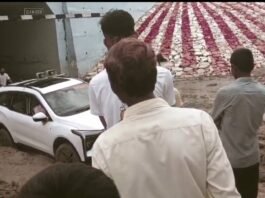 मिर्जापुर _ अंडरब्रिज में फंसी विधायक की गाड़ी, विधायक हुए हलाकान