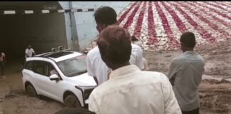 मिर्जापुर _ अंडरब्रिज में फंसी विधायक की गाड़ी, विधायक हुए हलाकान