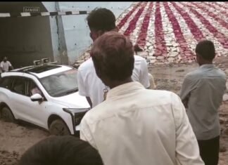 मिर्जापुर _ अंडरब्रिज में फंसी विधायक की गाड़ी, विधायक हुए हलाकान