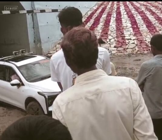 मिर्जापुर _ अंडरब्रिज में फंसी विधायक की गाड़ी, विधायक हुए हलाकान
