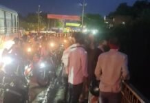 शास्त्री ब्रिज से युवती ने लगाई छलांग, प्रशासन की तत्परता से बची जान