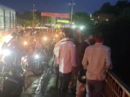 शास्त्री ब्रिज से युवती ने लगाई छलांग, प्रशासन की तत्परता से बची जान
