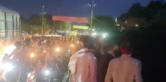 शास्त्री ब्रिज से युवती ने लगाई छलांग, प्रशासन की तत्परता से बची जान