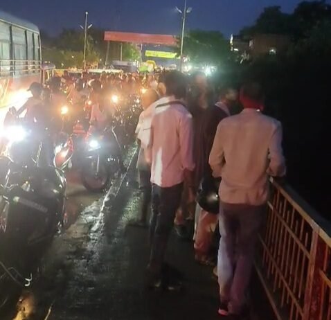 शास्त्री ब्रिज से युवती ने लगाई छलांग, प्रशासन की तत्परता से बची जान