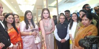 मिर्जापुर में ऐश्प्रा जेम्स एंड ज्वेल्स का नया शोरूम शुरू, अभिनेत्री आयशा खान ने किया उद्घाटन