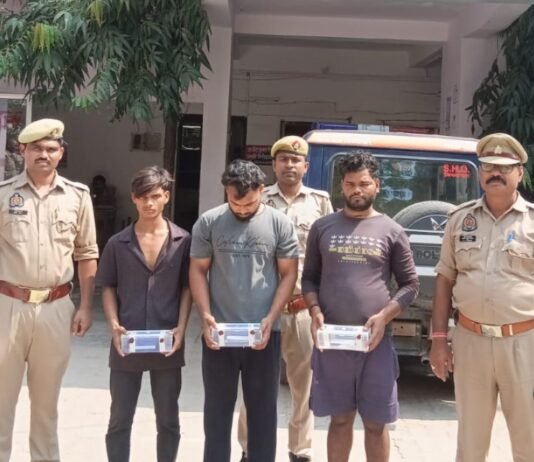 विंध्याचल में दर्शनार्थियों के मोबाइल चोरी करने वाले तीन गिरफ्तार, तीन मोबाइल बरामद
