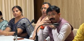 मिर्जापुर में मुख्यमंत्री के दौरे की तैयारियों को लेकर प्रभारी मंत्री ने की समीक्षा, दिए सख्त निर्देश
