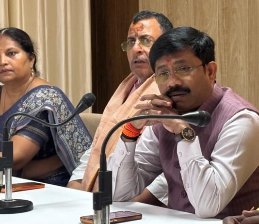 मिर्जापुर में मुख्यमंत्री के दौरे की तैयारियों को लेकर प्रभारी मंत्री ने की समीक्षा, दिए सख्त निर्देश