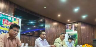 किसान दिवस में डीएम ने सुनीं किसानों की समस्याएं, अधिकारियों को शीघ्र निस्तारण के निर्देश