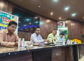 किसान दिवस में डीएम ने सुनीं किसानों की समस्याएं, अधिकारियों को शीघ्र निस्तारण के निर्देश