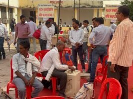 विधान परिषद चुनाव: मतदान के लिए रवाना हुईं पोलिंग पार्टियां, डीएम ने लिया तैयारियों का जायजा