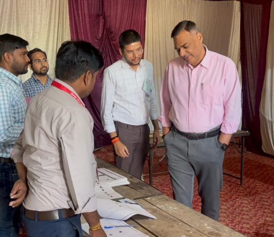 स्नातक एवं शिक्षक निर्वाचन के बूथों का जिला निर्वाचन अधिकारी ने किया निरीक्षण