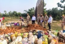 हलिया पुलिस ने 193 मुकदमों में बरामद 2438 लीटर अवैध शराब कराई नष्ट