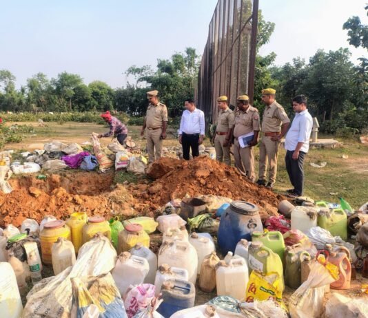 हलिया पुलिस ने 193 मुकदमों में बरामद 2438 लीटर अवैध शराब कराई नष्ट