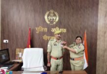 मुख्य आरक्षी विजय कुमार पाल को मिला उत्कृष्ट सेवा पदक, एसपी अपर्णा रजत कौशिक ने किया सम्मानित