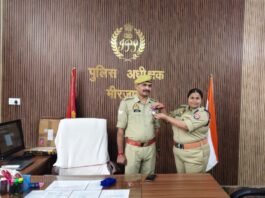 मुख्य आरक्षी विजय कुमार पाल को मिला उत्कृष्ट सेवा पदक, एसपी अपर्णा रजत कौशिक ने किया सम्मानित