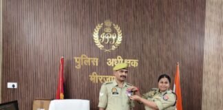 मुख्य आरक्षी विजय कुमार पाल को मिला उत्कृष्ट सेवा पदक, एसपी अपर्णा रजत कौशिक ने किया सम्मानित