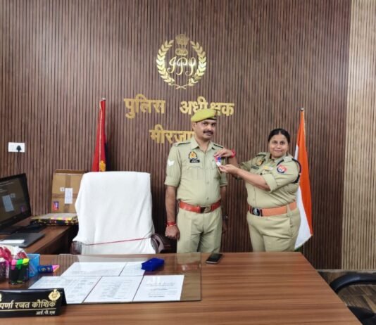 मुख्य आरक्षी विजय कुमार पाल को मिला उत्कृष्ट सेवा पदक, एसपी अपर्णा रजत कौशिक ने किया सम्मानित