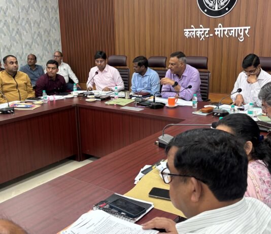 मिर्जापुर में गंगा और अन्य जलस्रोतों में गिरते हैं 163 नाले, डीएम ने दिए टैपिंग के काम में तेजी लाने के निर्देश