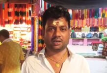 विंध्याचल के पक्का घाट पर गंगा स्नान करने पहुंचे श्रद्धालु की पैंट गायब
