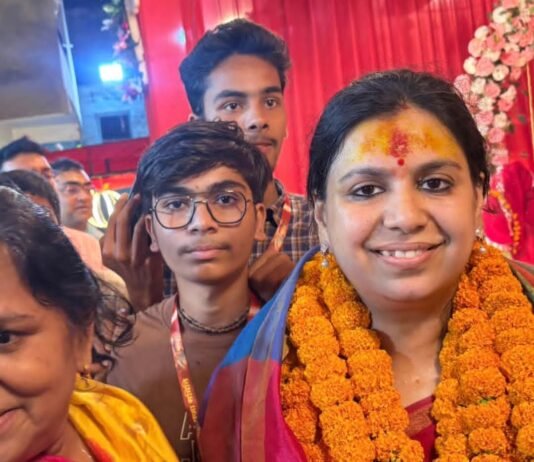 दिव्या मित्तल को देखने-मिलने के लिए उमड़ रहा लोगों का उत्साह