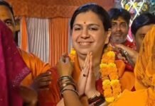 मीरजापुर में लगातार बनी हुई हैं पूर्व IAS दिव्या मित्तल, बच्चों से लेकर बुजुर्गों और युवाओं तक से कर रहीं मुलाकात