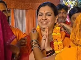 मीरजापुर में लगातार बनी हुई हैं पूर्व IAS दिव्या मित्तल, बच्चों से लेकर बुजुर्गों और युवाओं तक से कर रहीं मुलाकात
