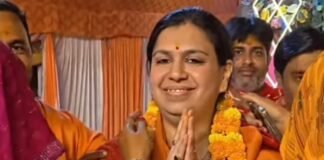 मीरजापुर में लगातार बनी हुई हैं पूर्व IAS दिव्या मित्तल, बच्चों से लेकर बुजुर्गों और युवाओं तक से कर रहीं मुलाकात