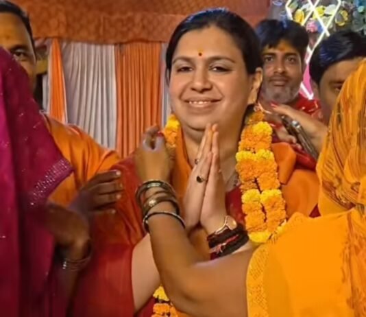 मीरजापुर में लगातार बनी हुई हैं पूर्व IAS दिव्या मित्तल, बच्चों से लेकर बुजुर्गों और युवाओं तक से कर रहीं मुलाकात