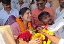 पूर्व जिलाधिकारी दिव्या मित्तल ने कतार में लगकर किए मां विंध्यवासिनी के दर्शन