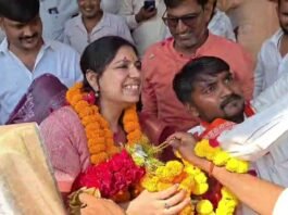 पूर्व जिलाधिकारी दिव्या मित्तल ने कतार में लगकर किए मां विंध्यवासिनी के दर्शन