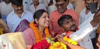 पूर्व जिलाधिकारी दिव्या मित्तल ने कतार में लगकर किए मां विंध्यवासिनी के दर्शन